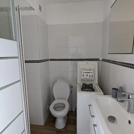 Apartment Charmant Studio Calme Et Climatise, Pres De La Plage, A En Roussillon *