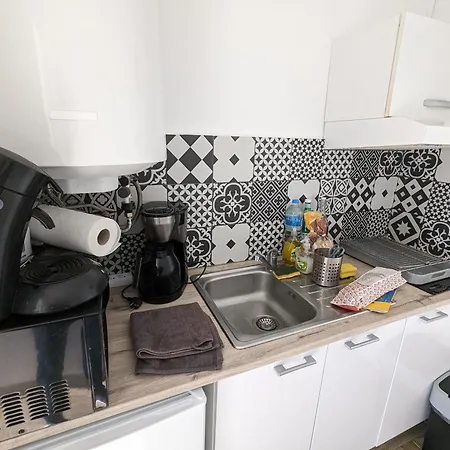 Charmant Studio Calme Et Climatise, Pres De La Plage, A En Roussillon Apartment *